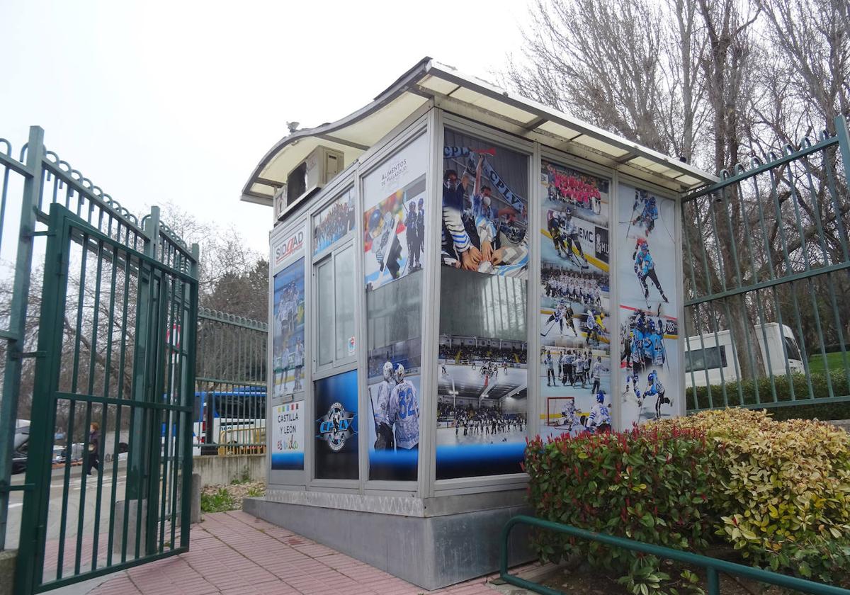 El antiguo punto de información turística, hoy utilizado como taquilla en la entrada del polideportivo de hockey de Delicias.