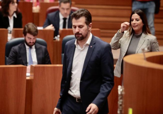 Tudanca entra en el hemiciclo autonómico en un reciente pleno seguido por la procuradora Nuria Rubio.