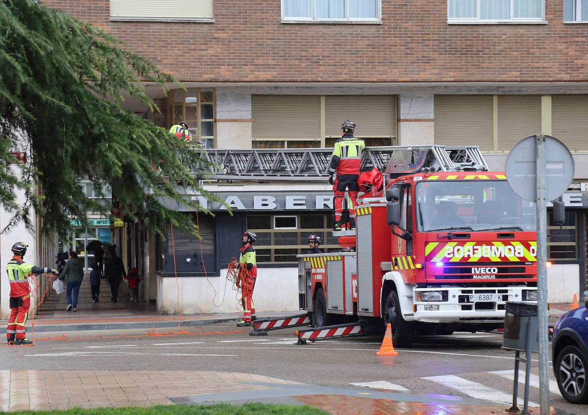 Imagen secundaria 1 - Actuaciones de los bomberos como consecuencia del fuerte viento.