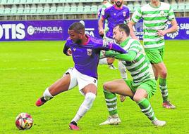 Edipo pugna por el balón con el defensor de la Virgen del Camino, la pasada jornada en La Balastera.