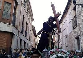 Imagen de Nuestro Padre Jesús Nazareno desfilando en procesión por las calles de Olmedo.