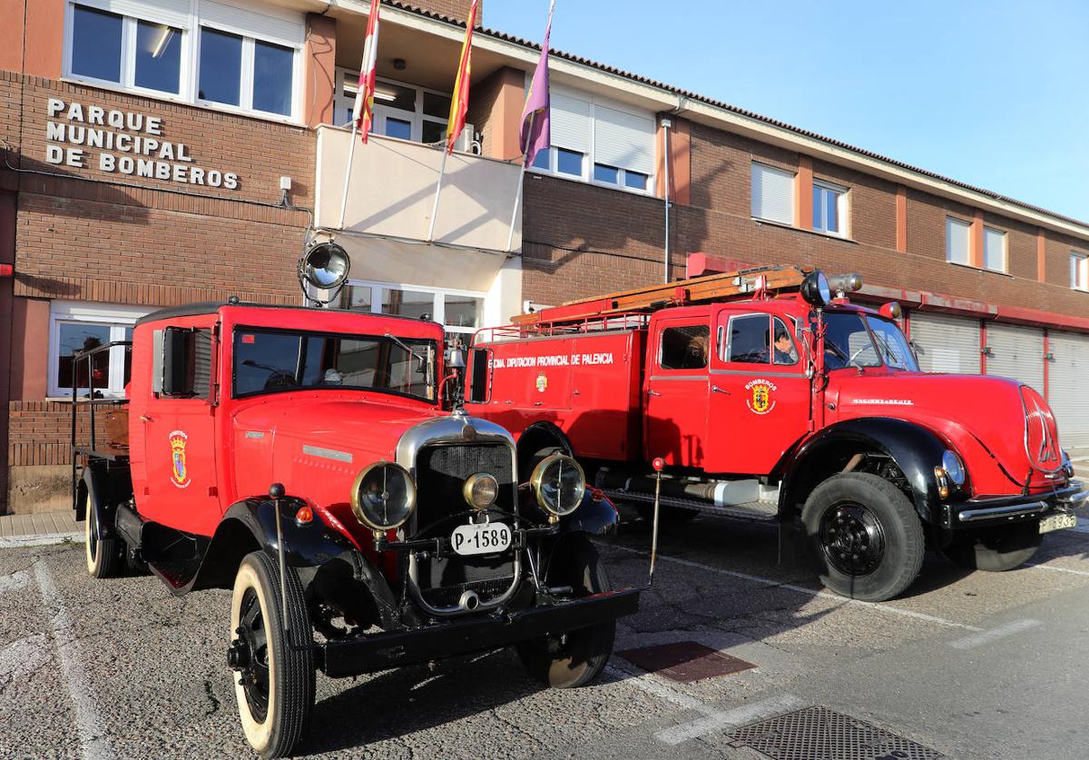 Los dos históricos camiones del parque de bomberos de Palencia.