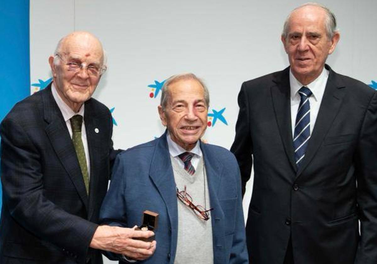 Fernando Navarro, en el centro de la imagen, recibe la Insignia de Oro acompañado de Jesús Mediavilla y de Pedro Miguel Llorca, presidente de la Federación de Bancos de Alimentos.