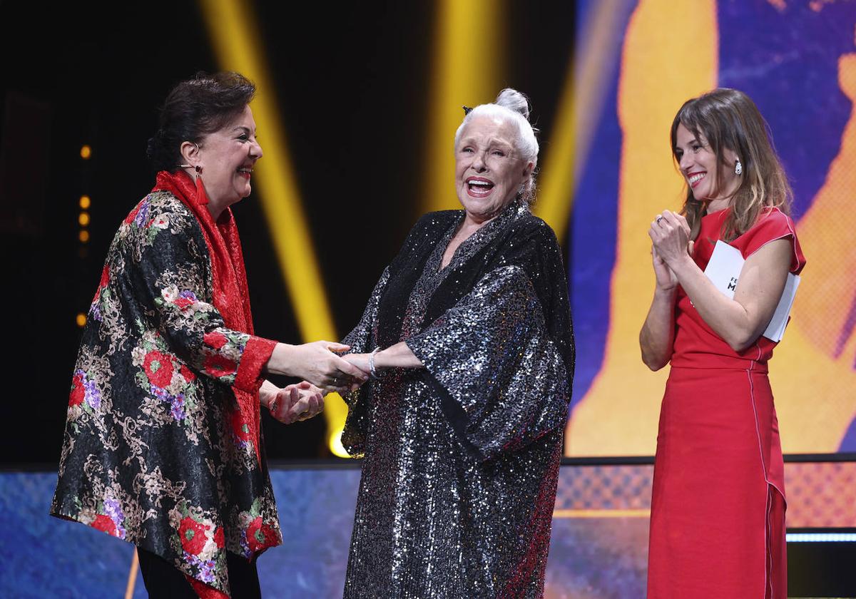 Lola Herrera en el homenaje junto a la cantaora Carmen Linares y la actriz Marta Etura.