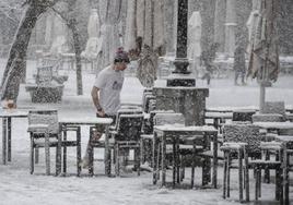 Un joven, en manga corta, durante la nevada de este sábado en Segovia.