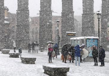 Una nevada cubre de blanco Segovia