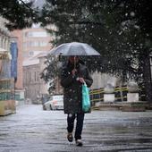 La nieve y el viento se dejan ver en Valladolid y provocan dos incidencias en fachadas