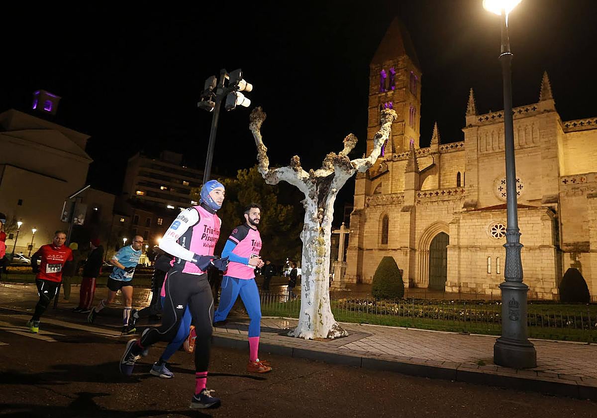 Varios participantes pasa por delante de La Antigua.