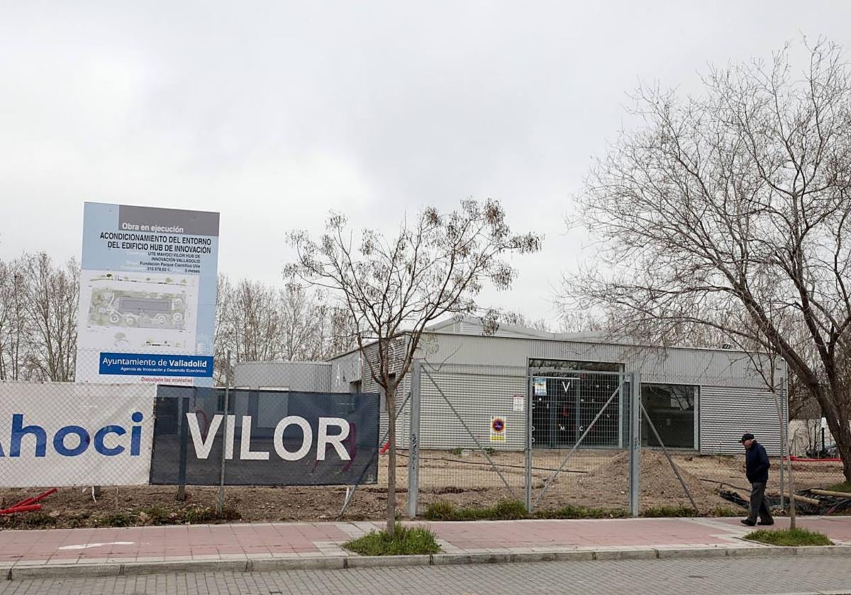 Actualmente se está acondicionando el espacio exterior de la nave que aún matiene los logos del Mercado del Val.