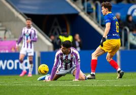 Meseguer se resbala en su intento por controlar un balón.