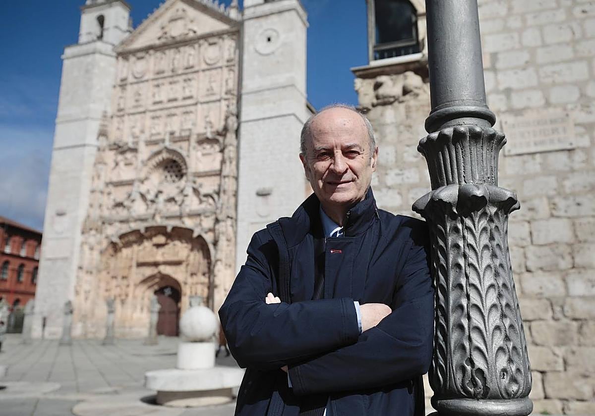 Agustín Martín Santos posa a los pies de San Pablo.