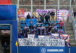 Pancarta que desplegaron los aficionados blanquivioletas presentes en el campo del Andorra.