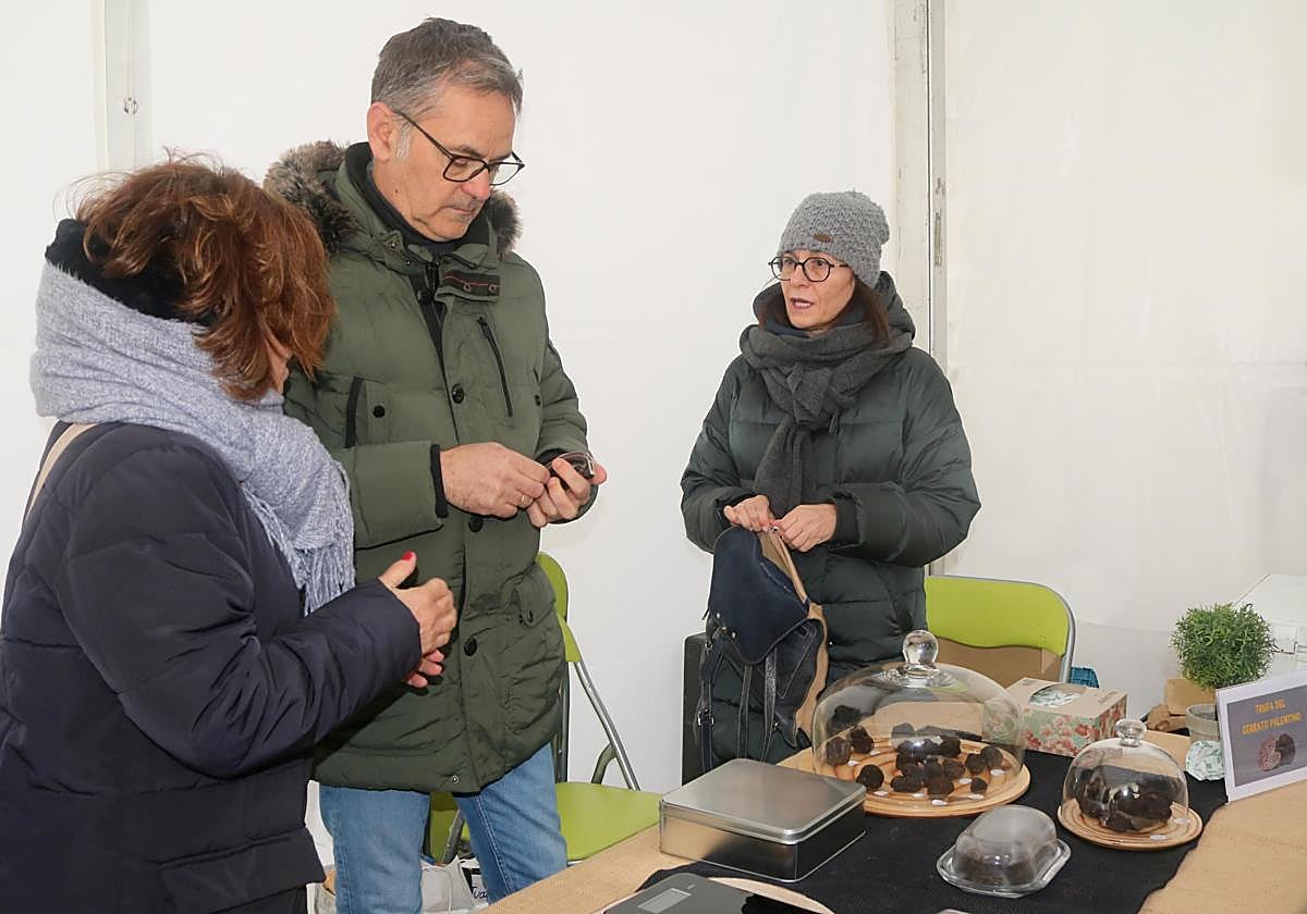 Puesto de trufas procedentes de Hérmedes de Cerrato.