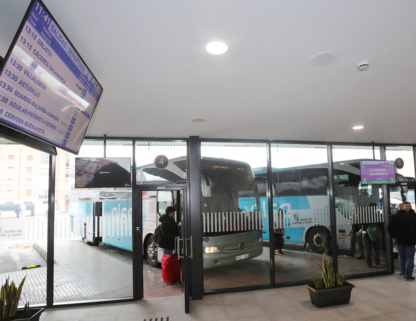 Mañueco inaugura la nueva estación de autobuses de Palencia