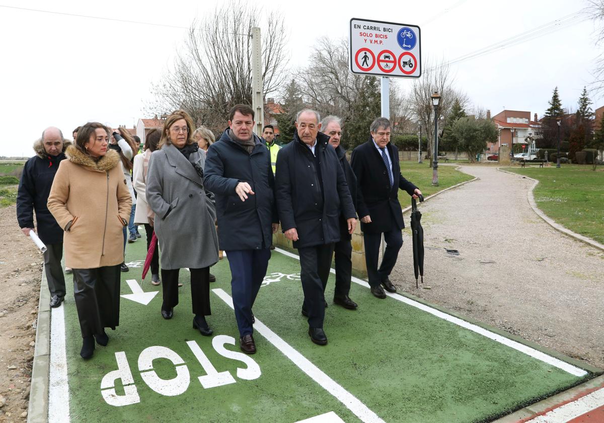 El presidente de la Junta, con la consejera de Movilidad, la presidenta de la Diputación y otros representantes institucionales, en el nuevo carril.