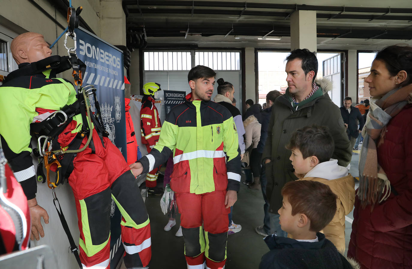 Los más pequeños aprenden de los bomberos de Palencia