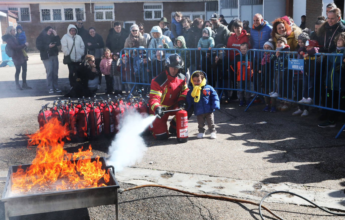 Los más pequeños aprenden de los bomberos de Palencia