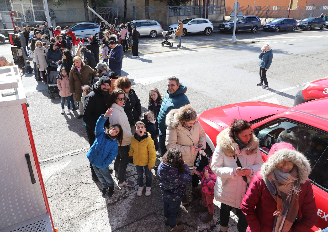 Los más pequeños aprenden de los bomberos de Palencia