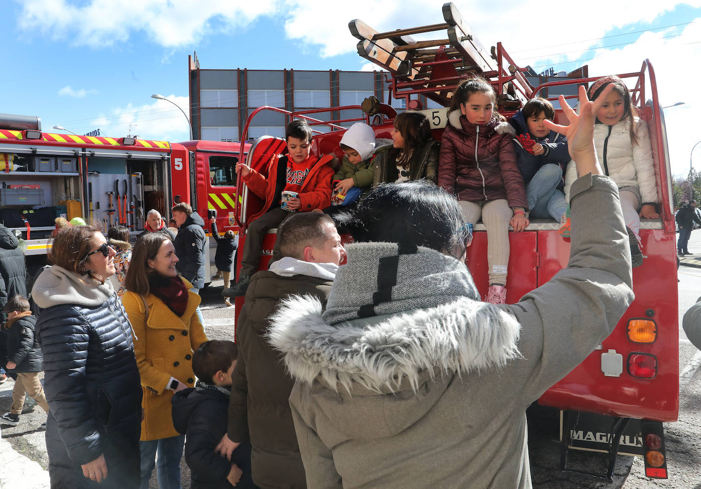 Los más pequeños aprenden de los bomberos de Palencia