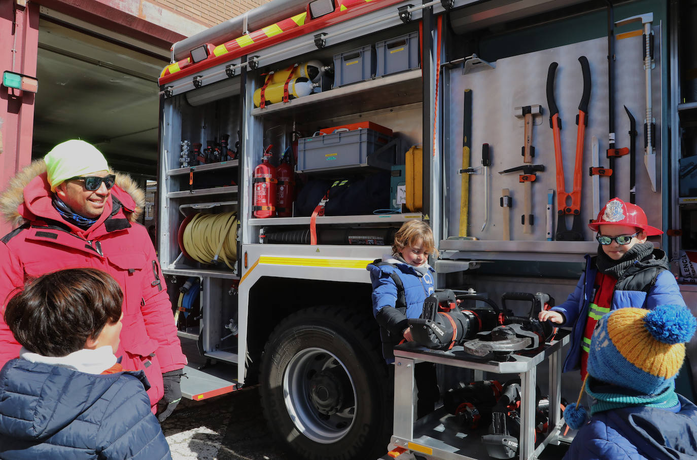 Los más pequeños aprenden de los bomberos de Palencia