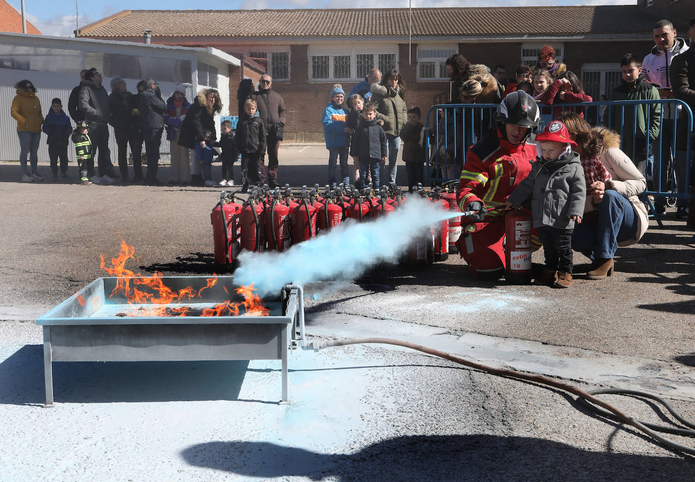 Los más pequeños aprenden de los bomberos de Palencia