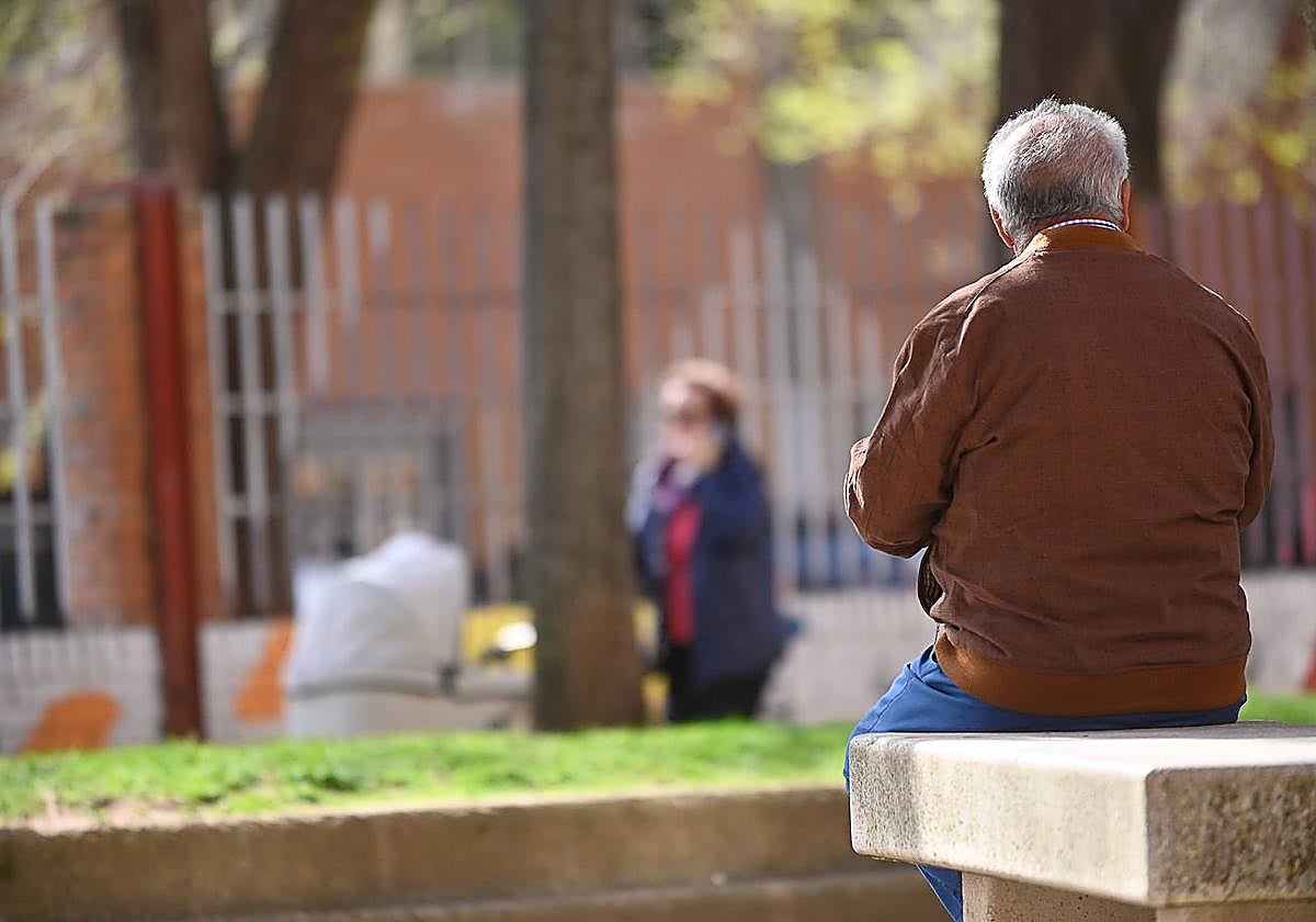 Varias personas mayores, en el Paseo de Juan Carlos I de Valladolid, en una imagen de archivo.