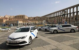 Varios taxis en la parada de la plaza de la Artillería de Segovia.