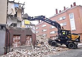 El edificio de Bailarín Vicente Escudero siendo derribado esta mañana.