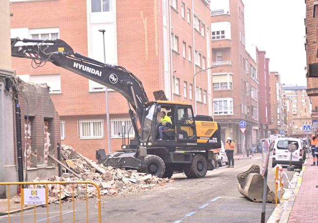 Una grua derribando el edificio de Bailarín Vicente Escudero.