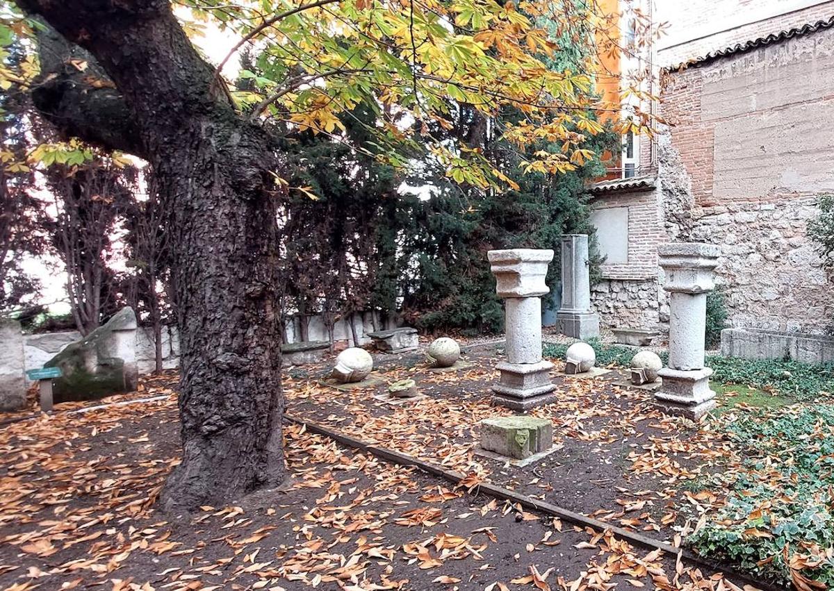 Imagen secundaria 1 - Fachadas del palacio de los marqueses de Villaverde. / Patio interior del palacio de Fabio Nelli, con diferentes vestigios arqueológicos, como unas columnas de un solar de la calle Manzana y varias bolas de piedra del Espolón Viejo, rescatadas del fondo del río Pisuerga. / Panorámica de la excavaciones arqueológicas realizadas en el solar colindante al palacio de Fabio Nelli, en el año 2002.