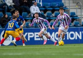 Meseguer avanza con la pelota, con Luis Pérez detrás.