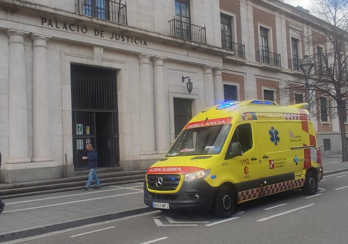 Ambulancia frente a la Audiencia de Valladolid, este martes.