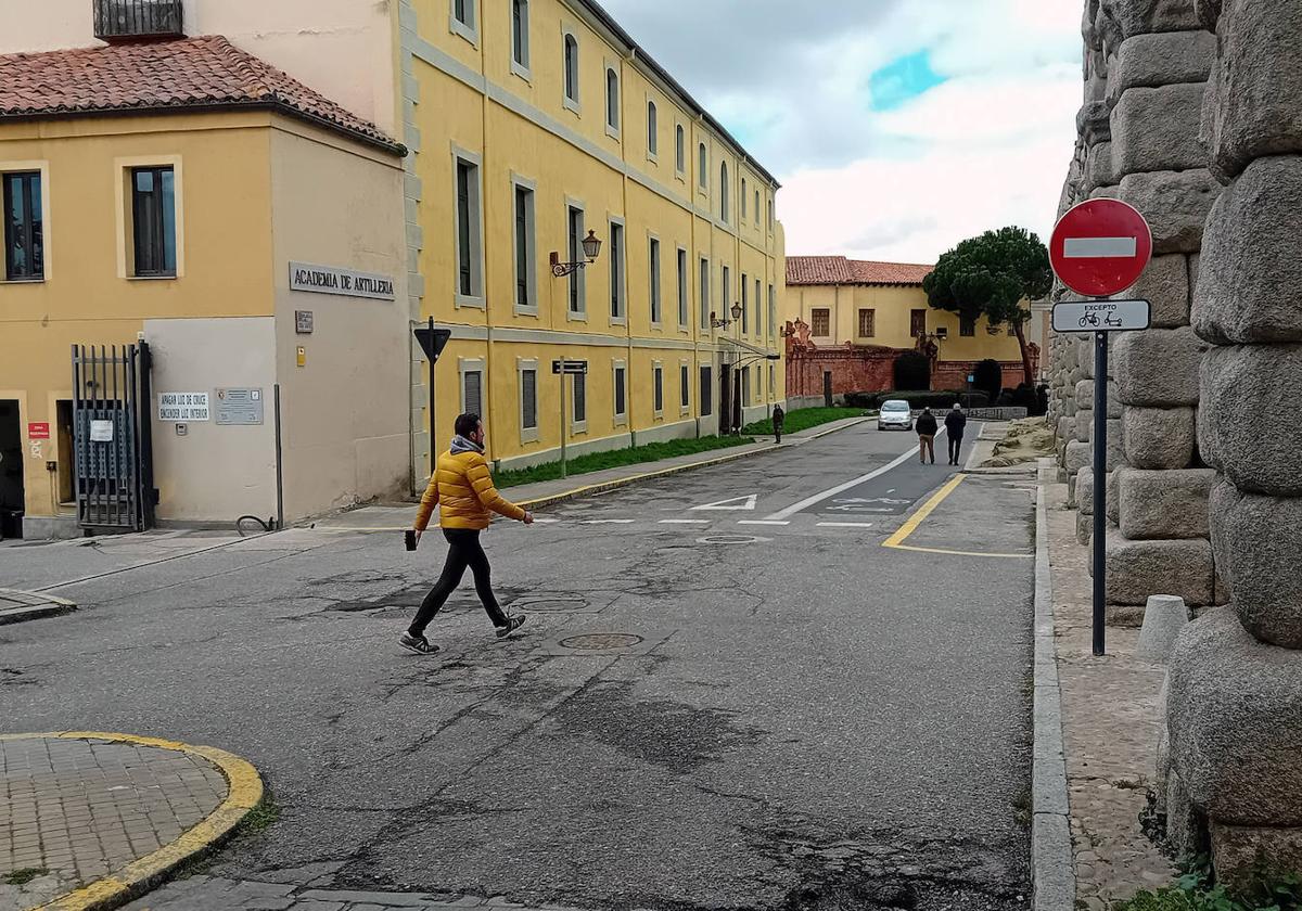 Un hombre pasea por la calle Almira, frente a la Academia de Artillería.