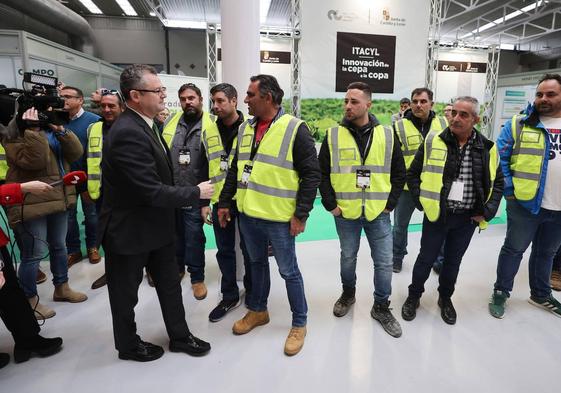 El consejero de Agricultura durante su encuentro con agricultores en la Feria de Valladolid.