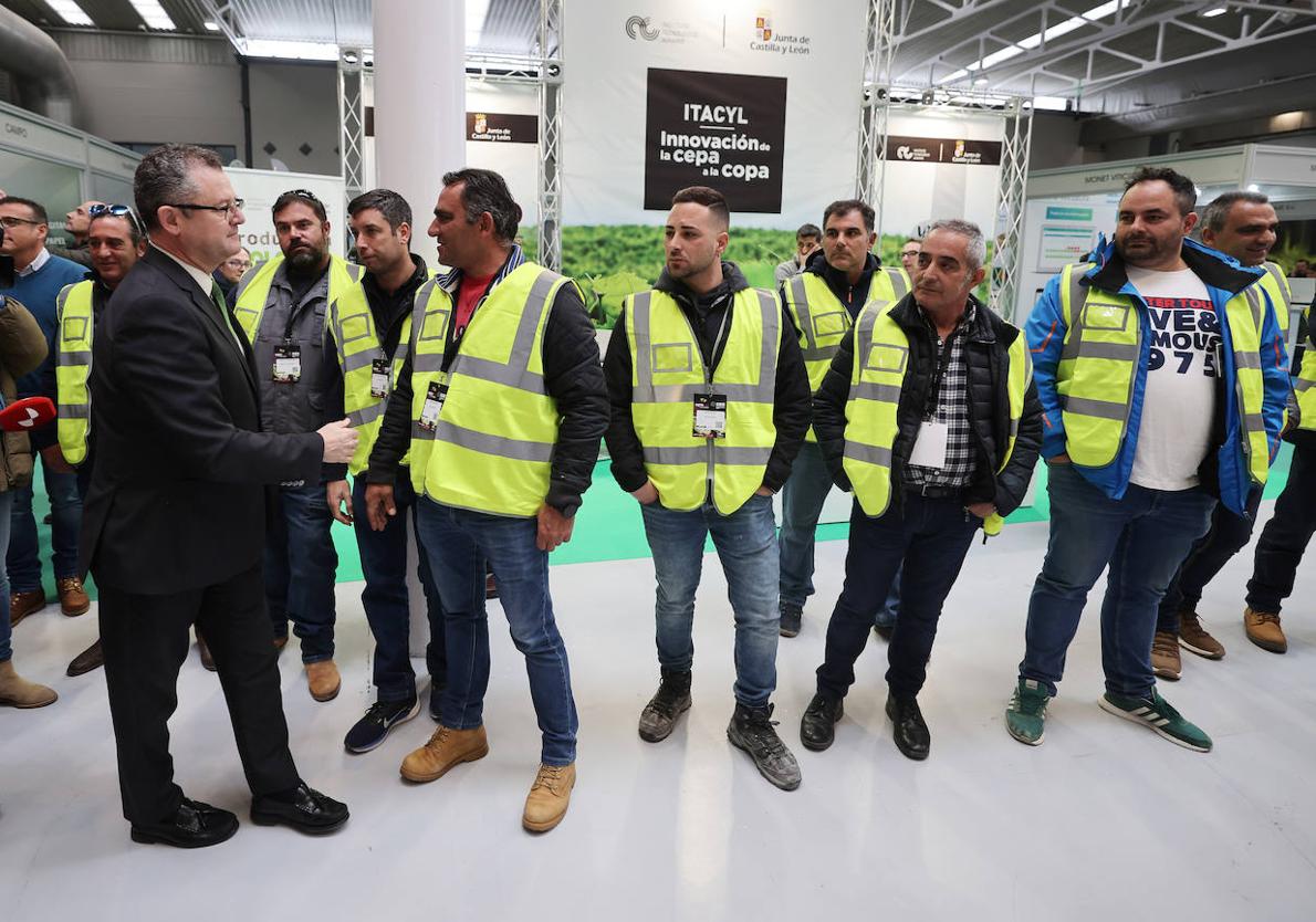 El consejero de Agricultura durante su encuentro con agricultores en la Feria de Valladolid.