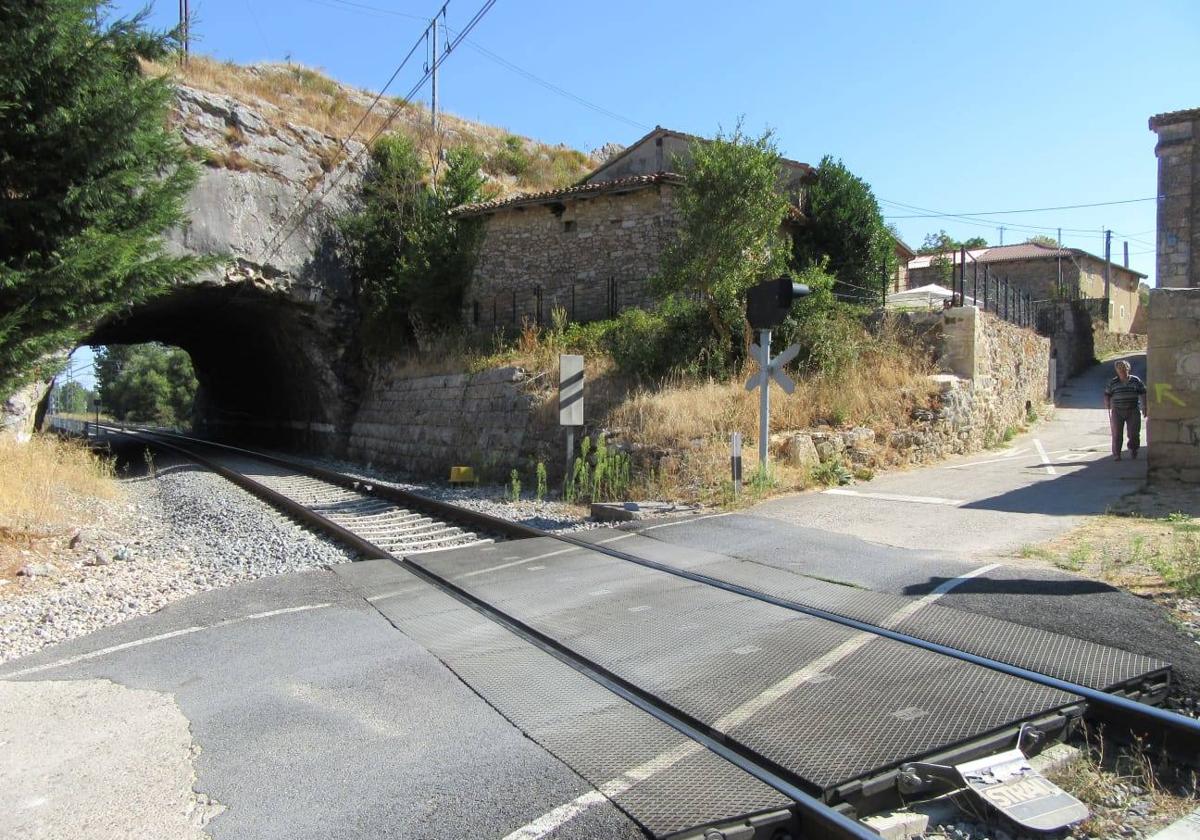 Paso a nivel de la línea de tren, en Villaescusa de las Torres, en el término municipal de Pomar de Valdivia.