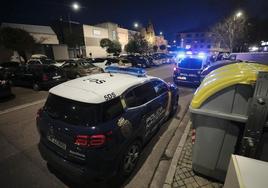 Dos vehículos de la Policía Nacional, en el lugar de los hechos.