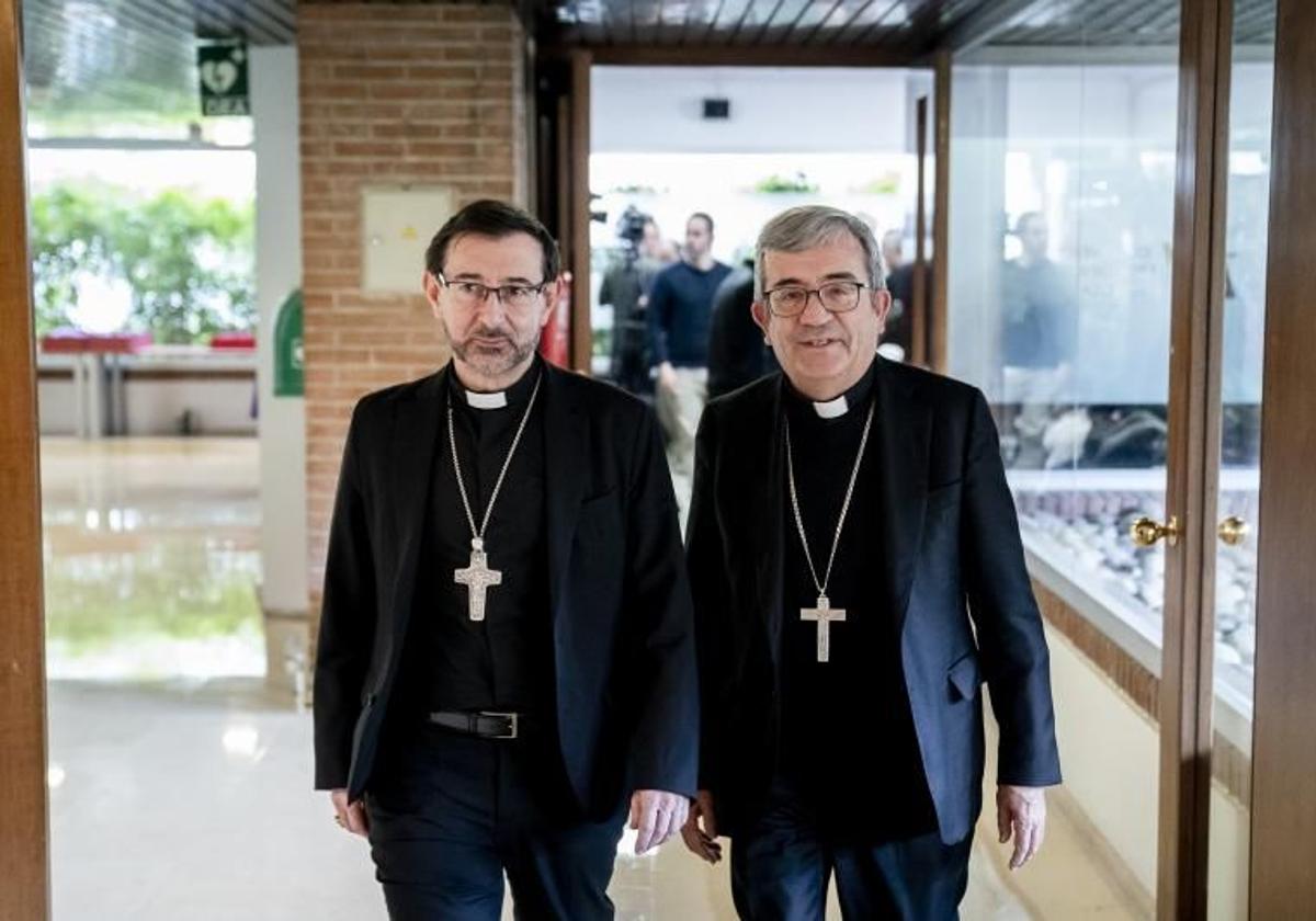 El nuevo presidente de la Conferencia Episcopal, Luis Argüello, a la derecha.