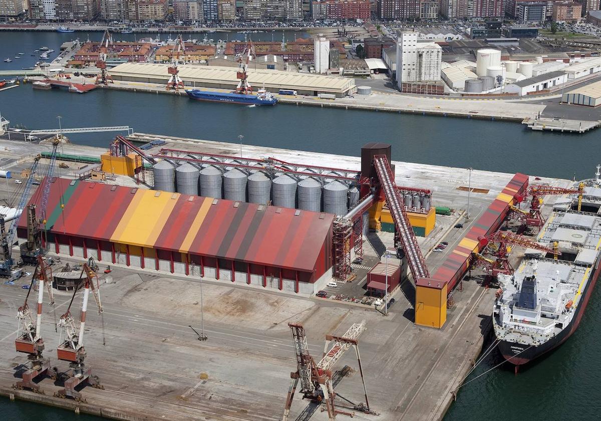 Terminal de graneles agroalimentarios en el puerto de Santander.