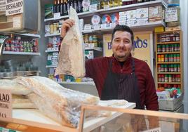 Óscar Pastor muestra un bacalao en su puesto del Mercado del Campillo.