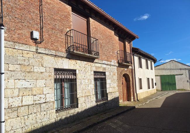 Casa familiar de Luis Argüello en Meneses de Campos.