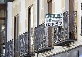 Carteles de alquiler de pisos en Valladolid.