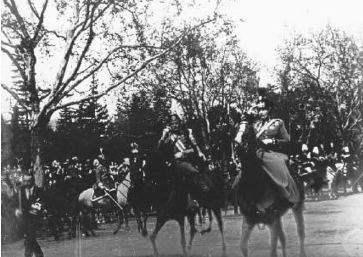 Imagen secundaria 1 - Diferentes instantáneas del desfile militar en el Campo Grande, con ocasión de la bendición del estandarte de la Academia de Caballería, el 5 de mayo de 1921, y composición de Filadelfo sobre el evento. 