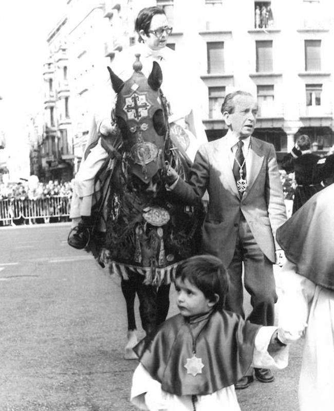 Jesús Gimeno, sobre el caballo en 1979, acompañado de su padre, Antonio y de su hijo Álvaro, con tan solo tres años.