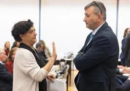 La portavoz de Justicia de Esquerra Republicana (ERC) en el Congreso, Pilar Vallugera, y el diputado de Junts Josep Maria Cervera conversan durante una Comisión de Justicia, en el Congreso de los Diputados.