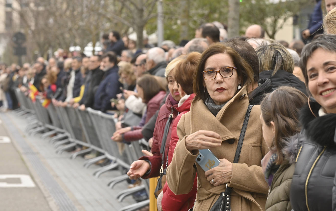 El ambiente en el entorno de la Plaza Zorrilla durante la visita del Rey Felipe VI