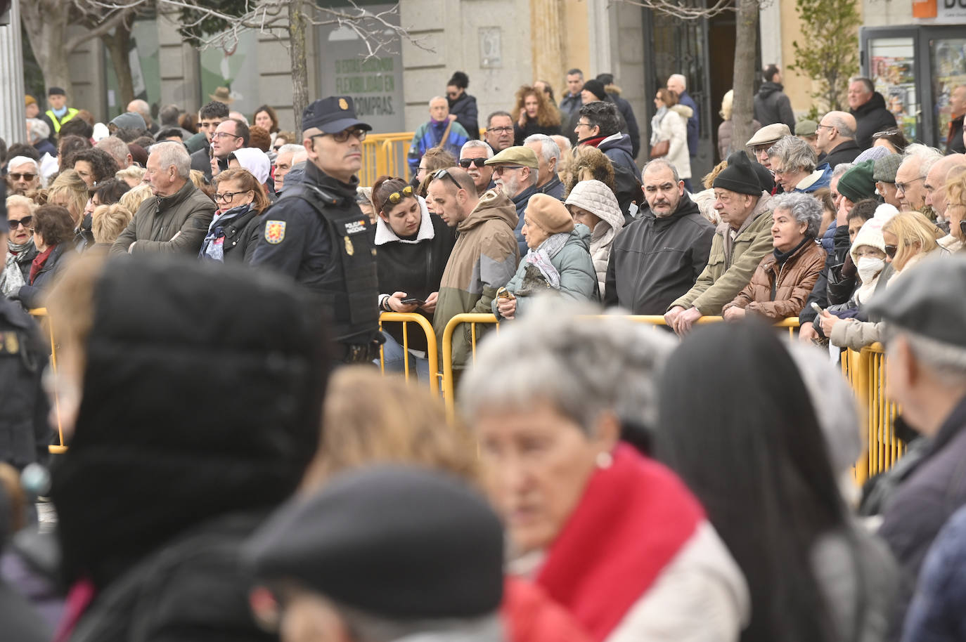 El ambiente en el entorno de la Plaza Zorrilla durante la visita del Rey Felipe VI