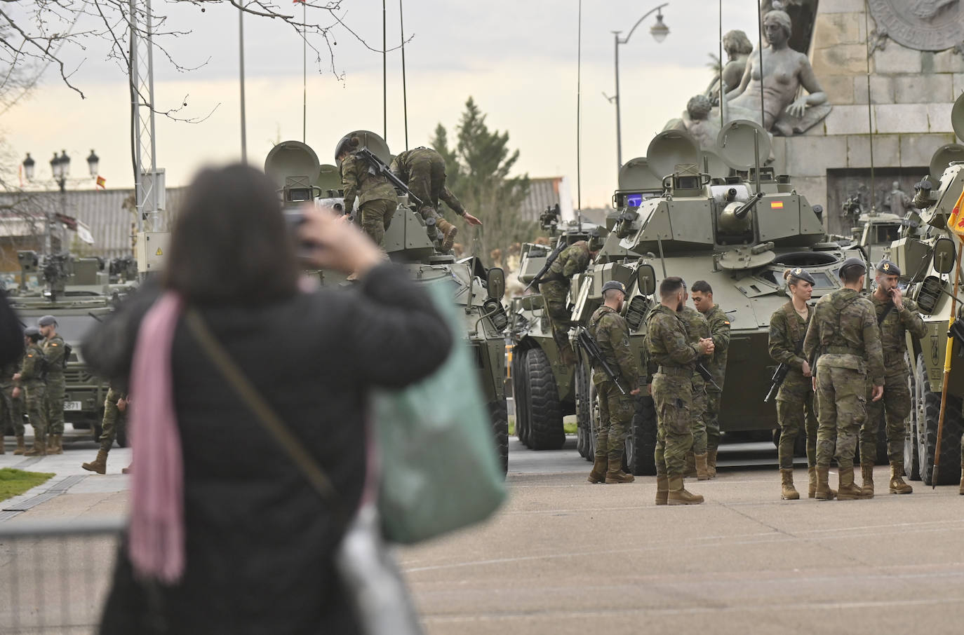 El ambiente en el entorno de la Plaza Zorrilla durante la visita del Rey Felipe VI