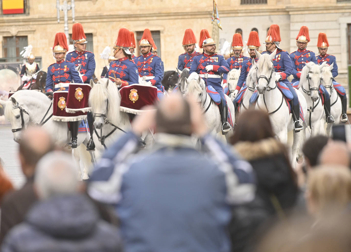 El ambiente en el entorno de la Plaza Zorrilla durante la visita del Rey Felipe VI