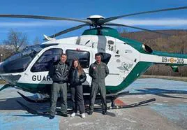 La joven ganadora del concurso, con los pilotos con los que hizo el bautismo de vuelo.